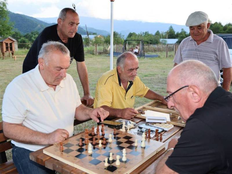 ცაგერის მუნიციპალიტეტის მერი ჭაბუკი ჭაბუკიანი, პირველ მოადგილე რევაზ ახვლედიანთან...